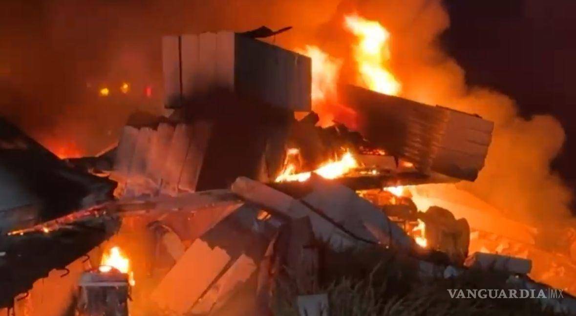 $!Las unidades involucradas quedaron completamente calcinadas tras el impacto frontal.