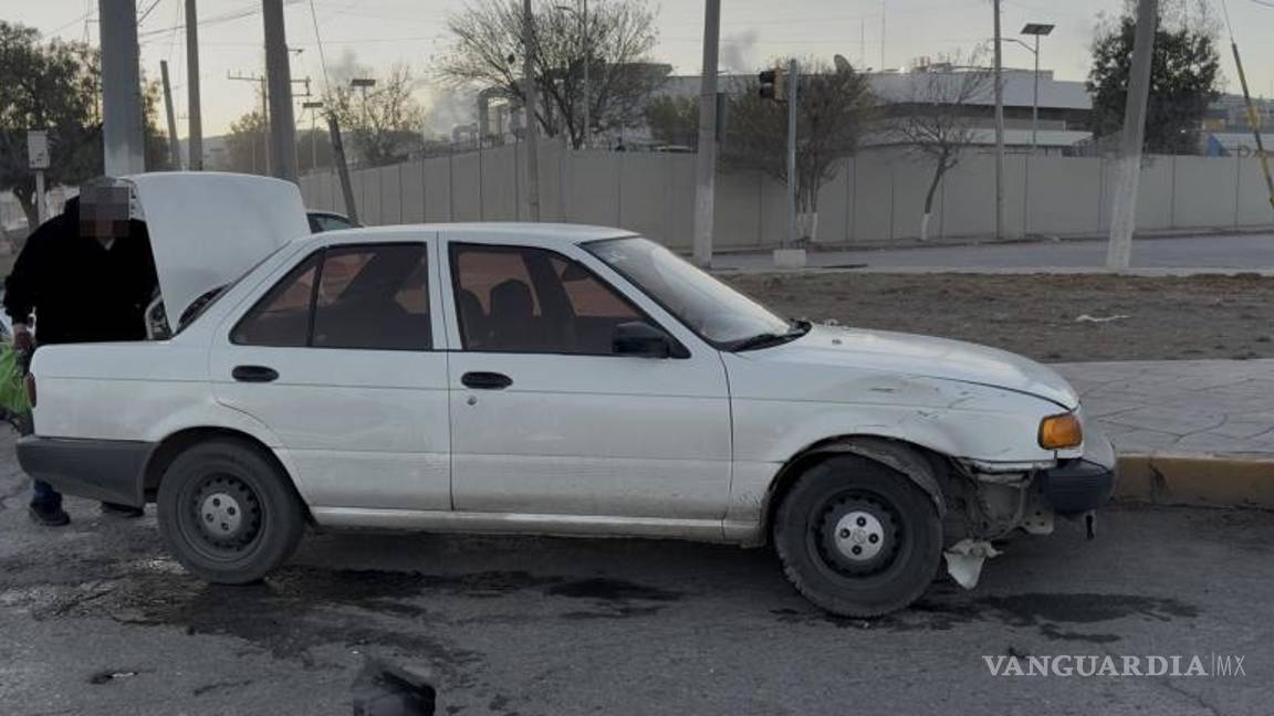 $!El automóvil involucrado presentó daños en el ángulo delantero tras el impacto.
