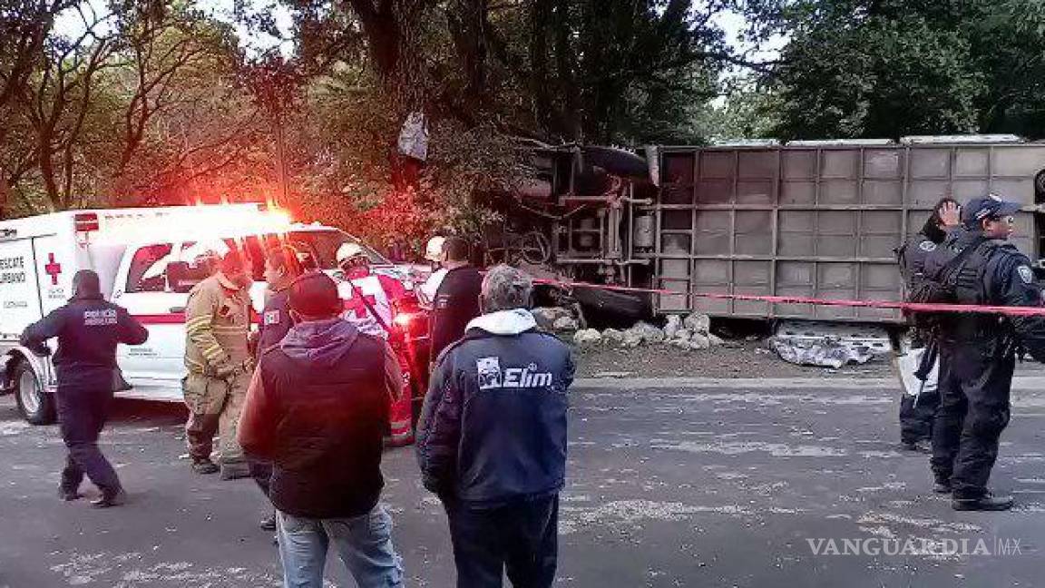 Volcó camión que transportaba a grupo musical en Morelos, hay 4 muertos y 36 heridos