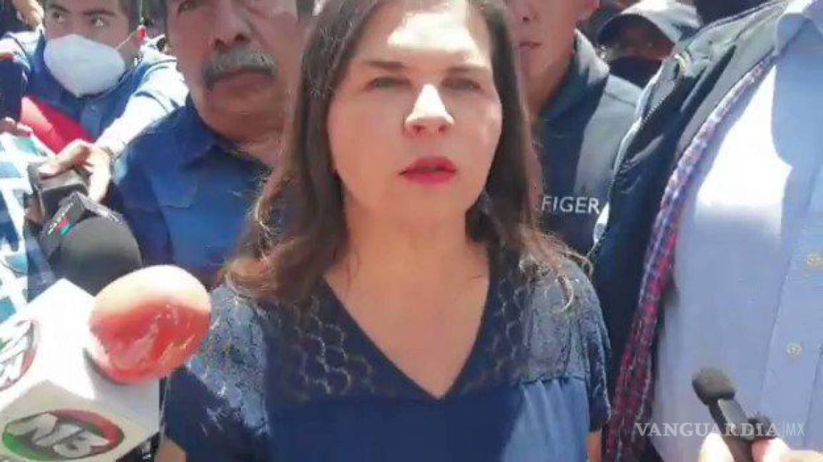 Apedrean a alcaldesa en Puebla, tras colapso de tanque de agua que dejó 2 muertos
