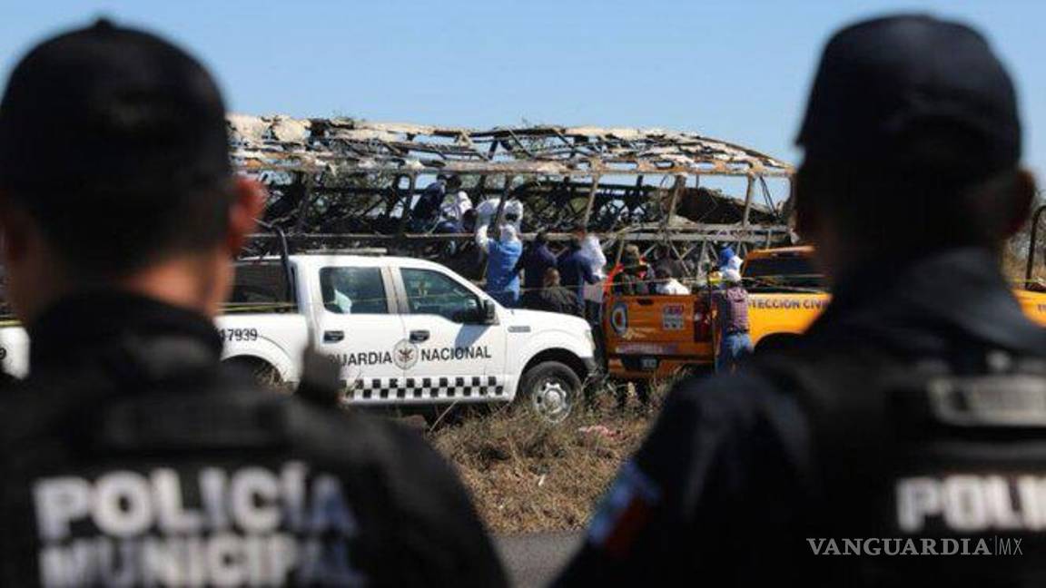 $!Aumenta a 23 los muertos por el choque entre autobús y camión en Sinaloa, identifican a 19