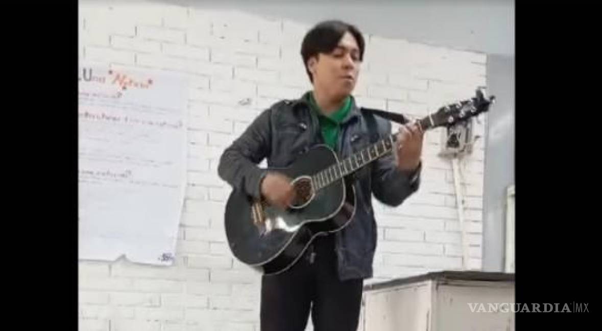 Profesor utiliza la música de The Beatles para enseñar inglés en Torreón