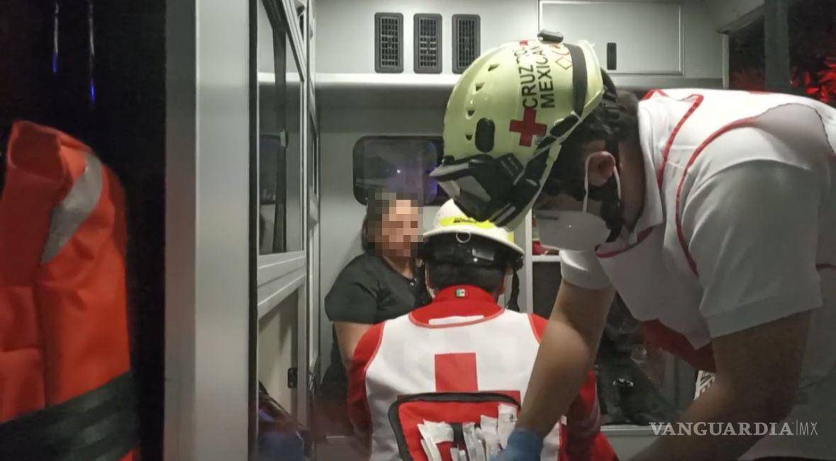 $!La mujer atropellada recibió atención de paramédicos de la Cruz Roja; presentó lesiones leves.