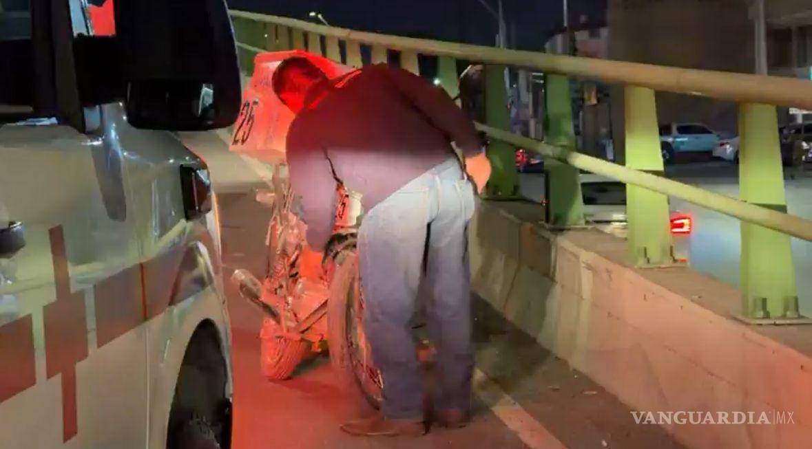 $!La caída ocurrió cuando un vehículo presuntamente le cerró el paso sobre el bulevar Jesús Valdez Sánchez.