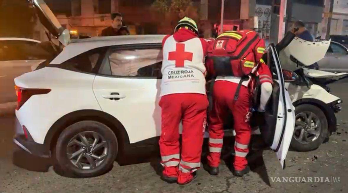 $!Personal de Cruz Roja valoró a las ocupantes del vehículo, quienes resultaron ilesas.