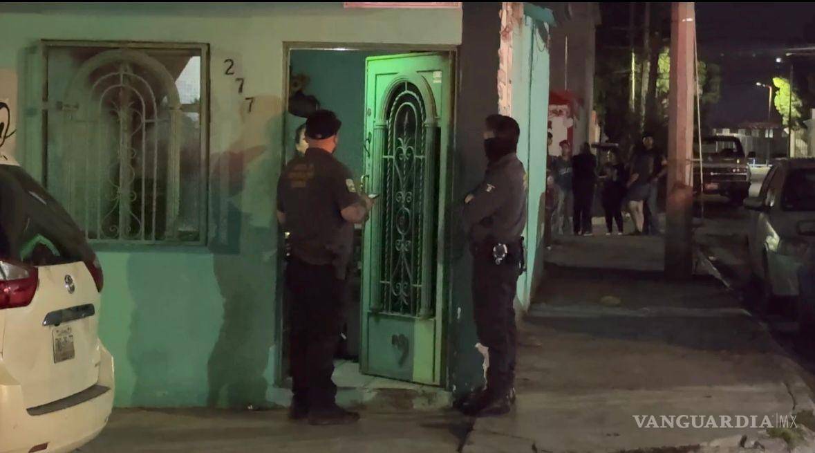 $!Autoridades localizaron indicios de violencia en la segunda planta del domicilio.