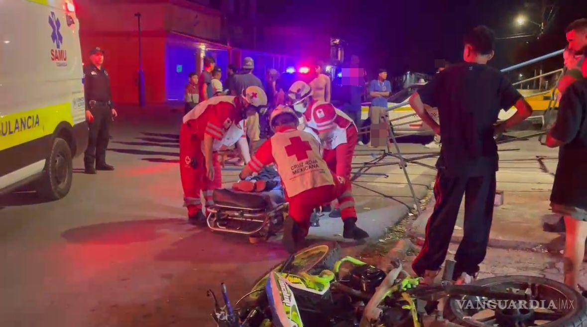 $!Uno de los menores lesionados fue trasladado por paramédicos a bordo de una ambulancia.