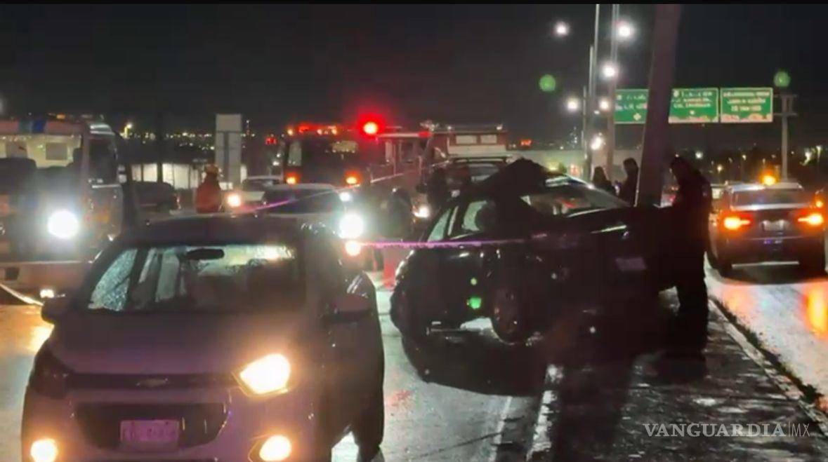 $!El vehículo Peugeot quedó sobre el camellón central tras perder el control.