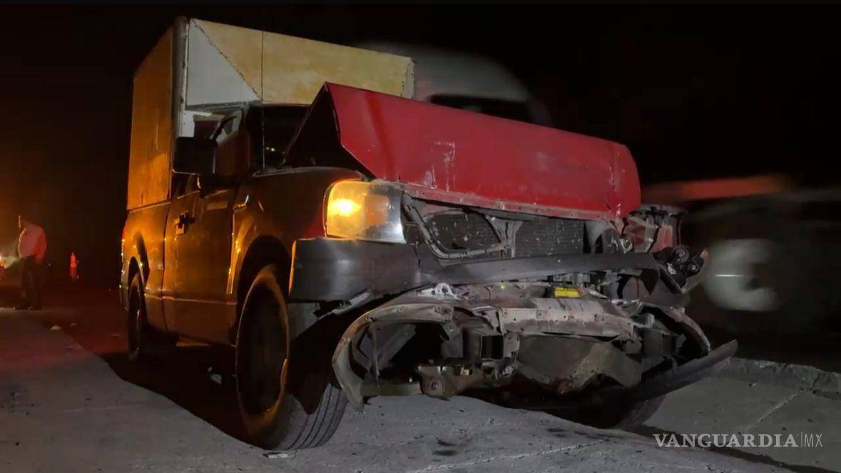 $!El choque provocó que una camioneta se impactara por alcance contra la caja del tractocamión.