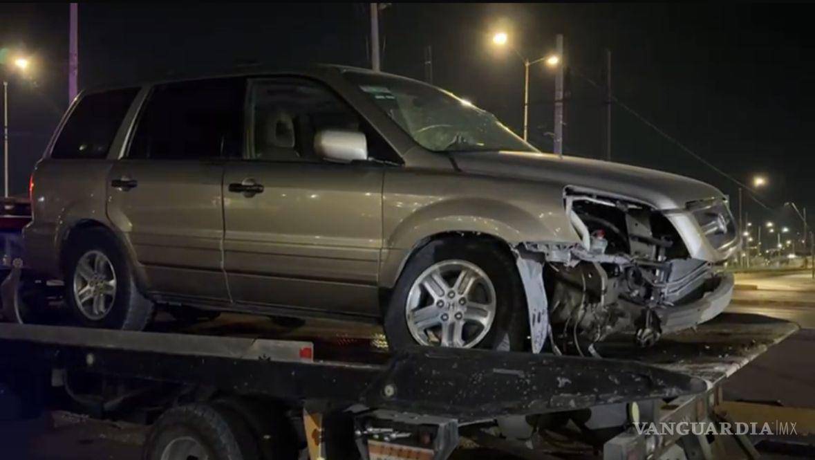 $!La camioneta fue remolcada mediante una grúa tras el accidente en la lateral del periférico.