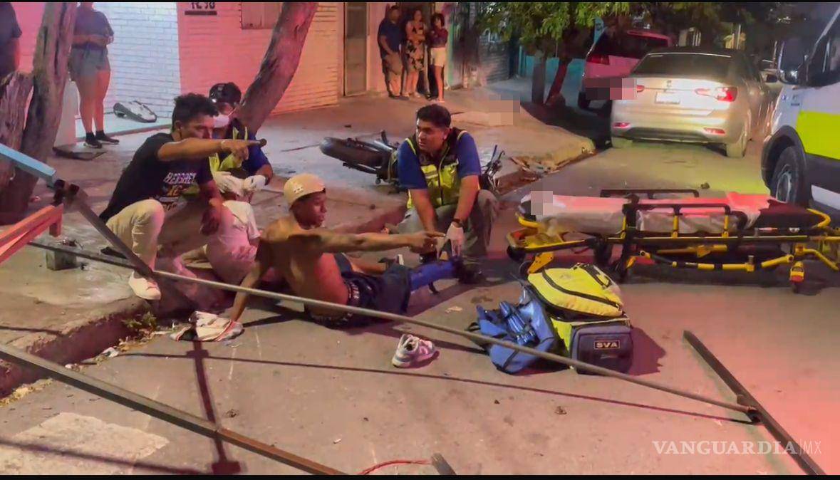 $!El puesto del mercadito sufrió daños luego de que los jóvenes se impactaran contra su estructura.