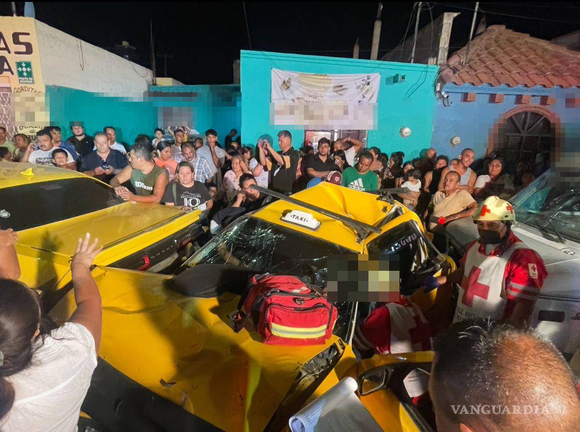 $!Paramédicos rescataron al conductor atrapado entre los autos.