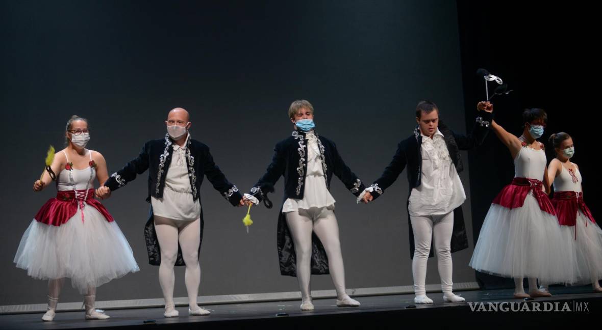 $!Miembros de la compañía Danza Down Elías Lafuente, en una actuación. EFE/Óscar Gallardo