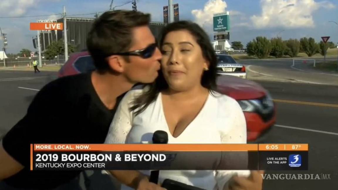 Hombre enfrenta cargos por acoso tras besar a reportera en la mejilla