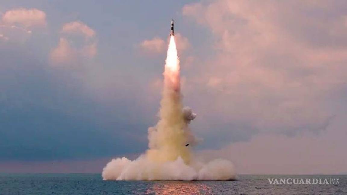 Lanza Norcorea misil desde un submarino