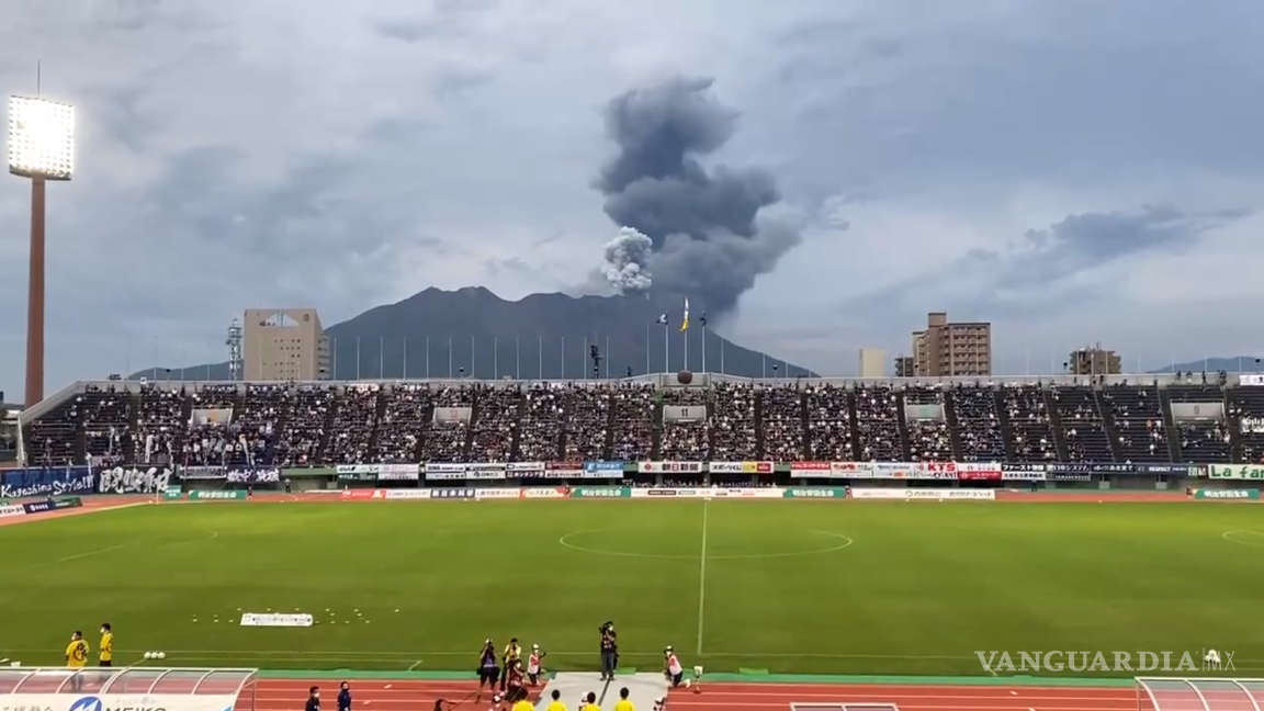 El momento en que volcán hace erupción en pleno partido de fútbol (video)