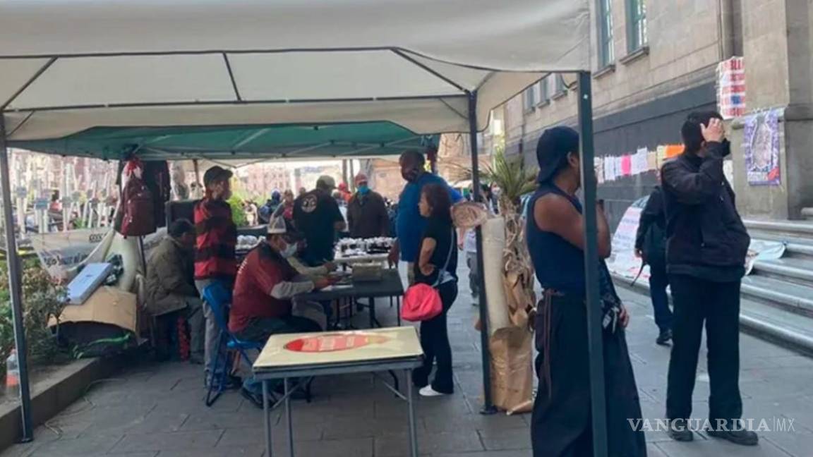 Instalan simpatizantes de Morena plantón en la Suprema Corte, piden destitución de Norma Piña