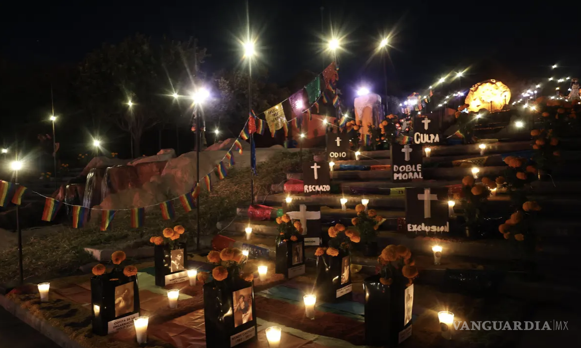 $!La ofrenda del año pasado incluyó cruces y flores de cempasúchil colocados a lo largo del recorrido del parque.