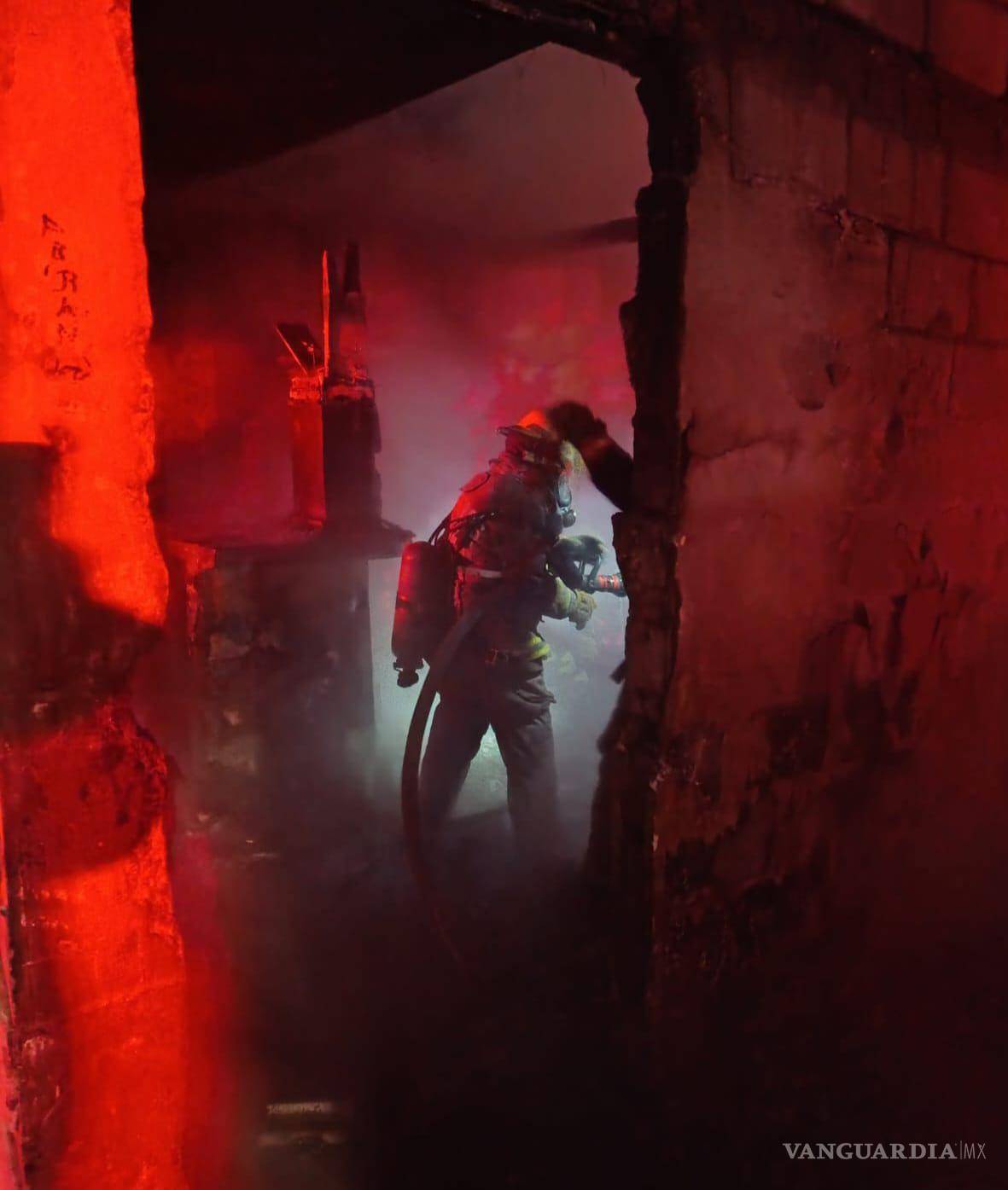 $!Elementos de Bomberos y Protección Civil acudieron de inmediato tras el reporte realizado al 911.