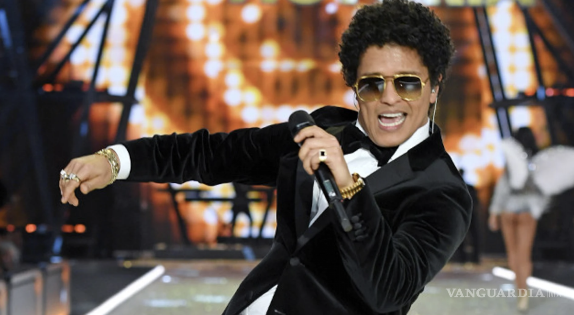 $!Bruno Mars apareció en el escenario acompañado de su banda y coristas.