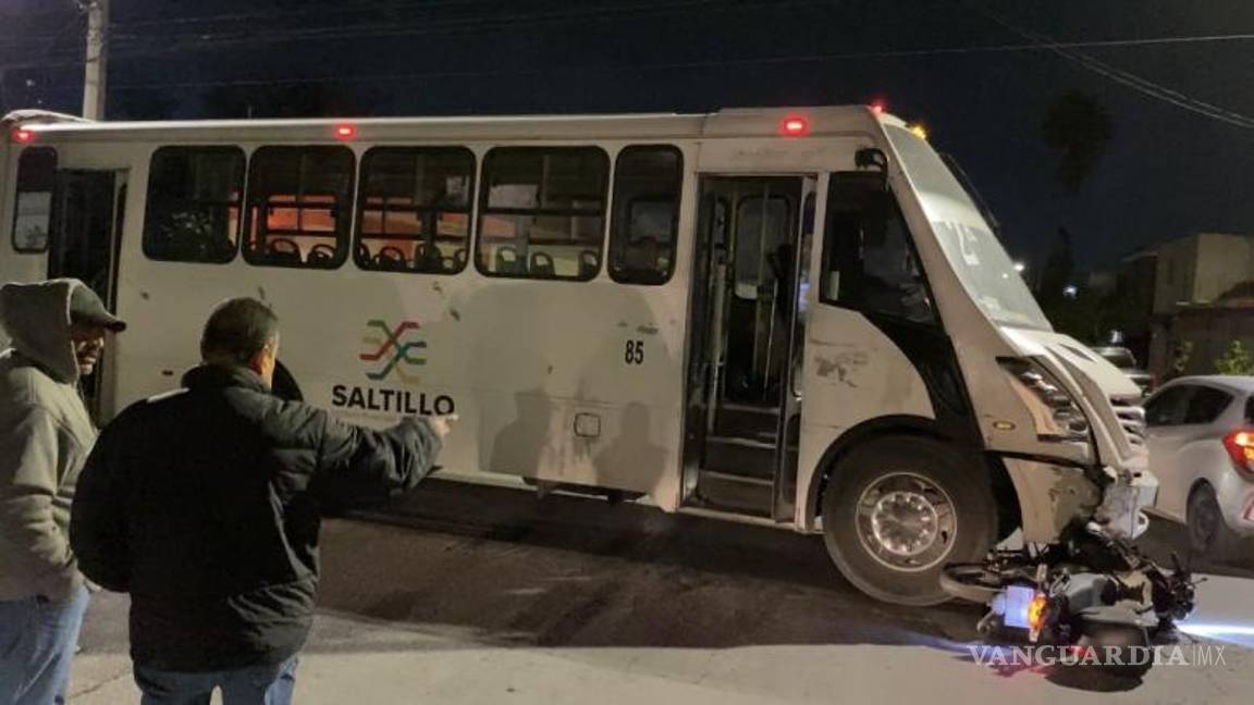 $!El motociclista solicitó ser llevado a la Clínica 2 del Seguro Social, donde se encuentra en estado delicado.