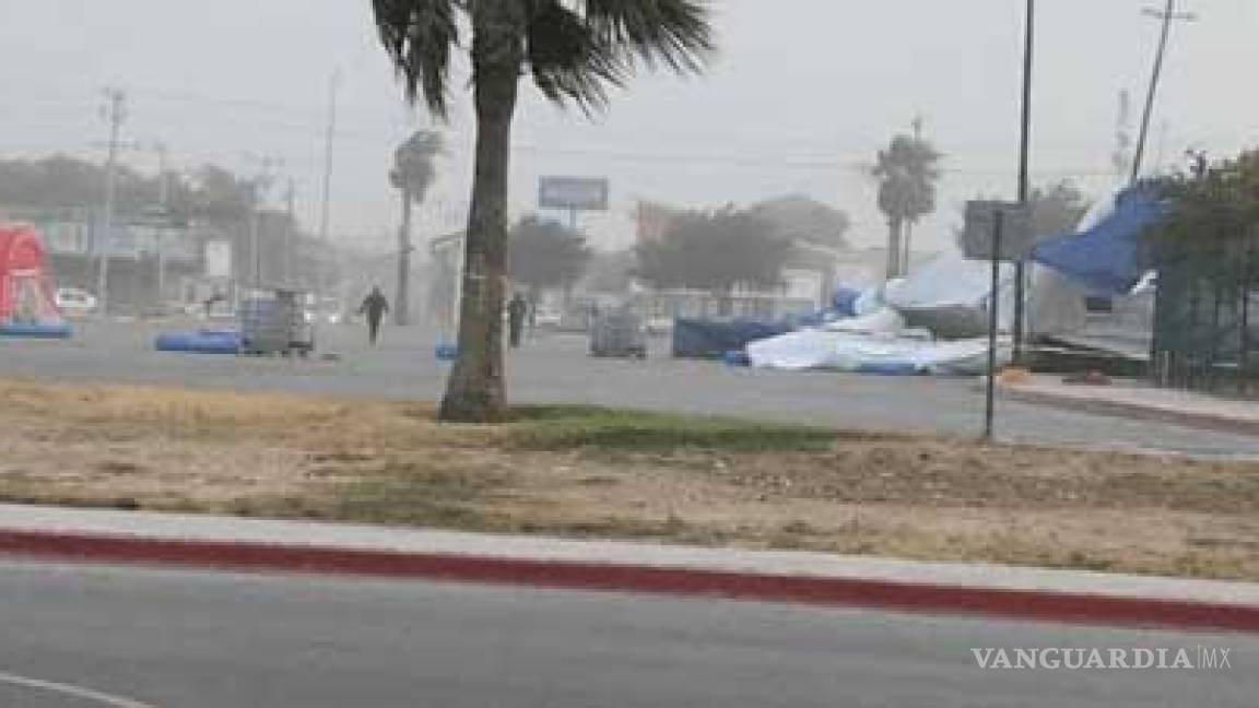 Tras fuerte viento, reinstalan hospital móvil COVID de Acuña, Coahuila
