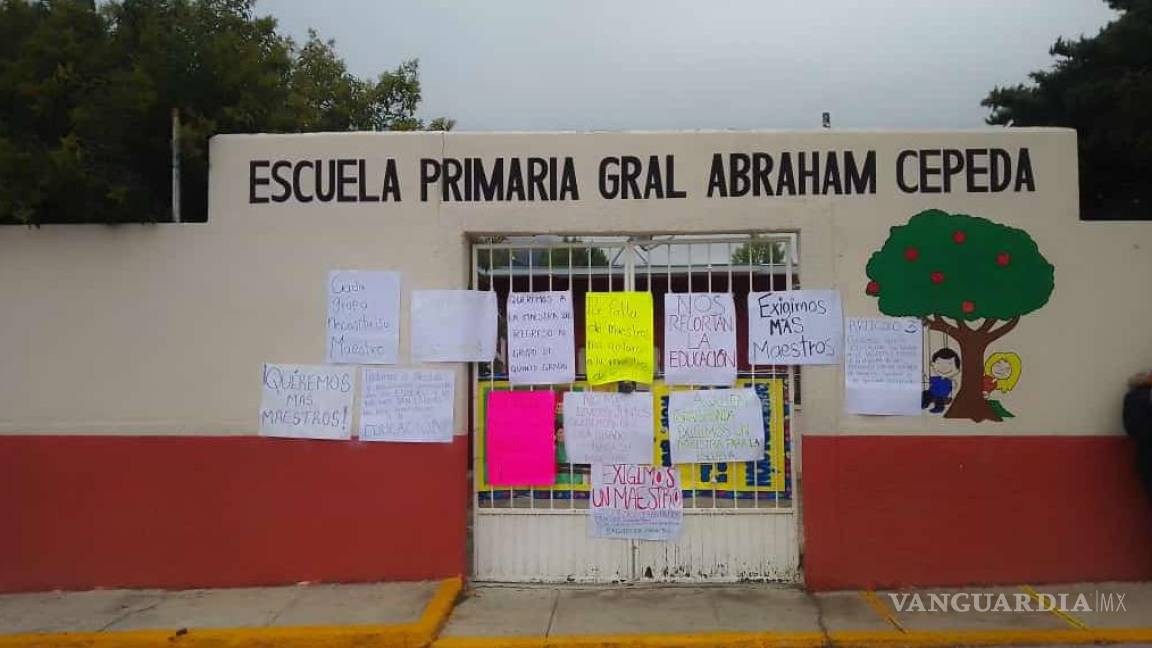 Arteaga: primaria en Los Lirios, sin maestros; papás exigen educación para sus hijos