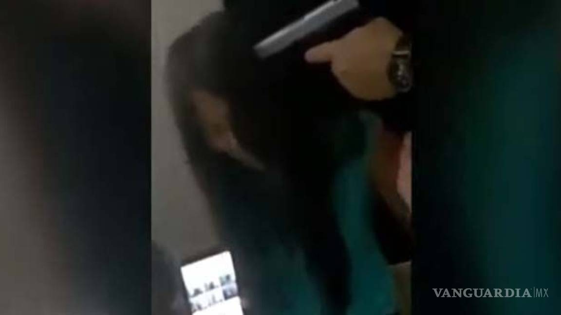 '¿Quién es tu coyote, hija de tu p...?'... a punta de pistola, sicarios mexicanos amenazan a mujeres y niños migrantes (video)
