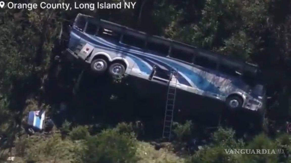 Vuelca autobús escolar en Nueva York; reportan un muerto y más de 40 heridos