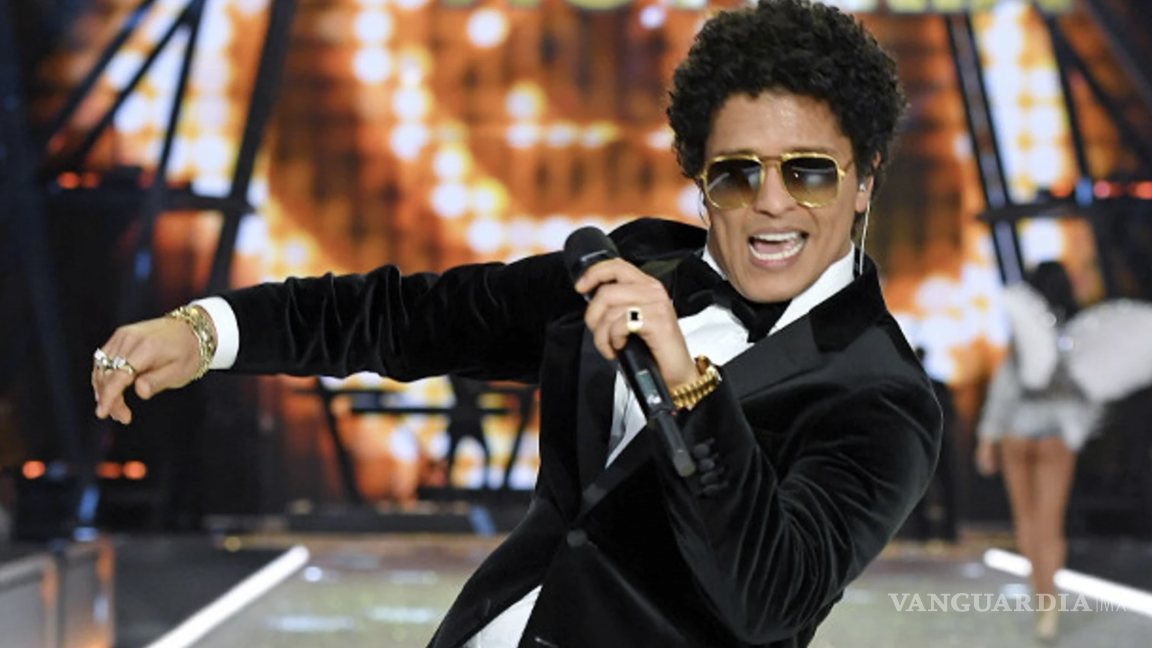 $!Bruno Mars apareció en el escenario acompañado de su banda y coristas.