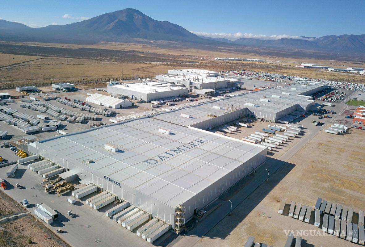 $!Daimler también estará ajustándose a la producción de modelos eléctricos en sus camiones pesados.