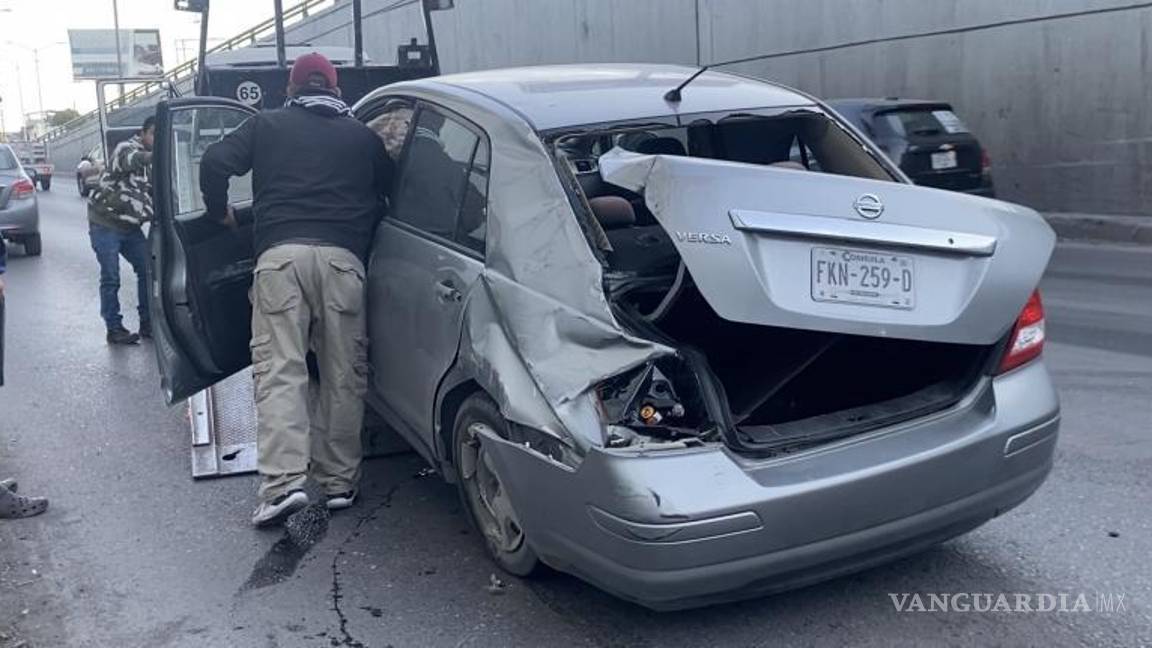 $!El Nissan Versa terminó con daños tras impactarse contra los muros del paso a desnivel.