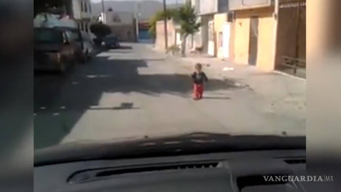 Indigna en redes sociales video de bebé deambulando solo por la calle en colonia de Saltillo