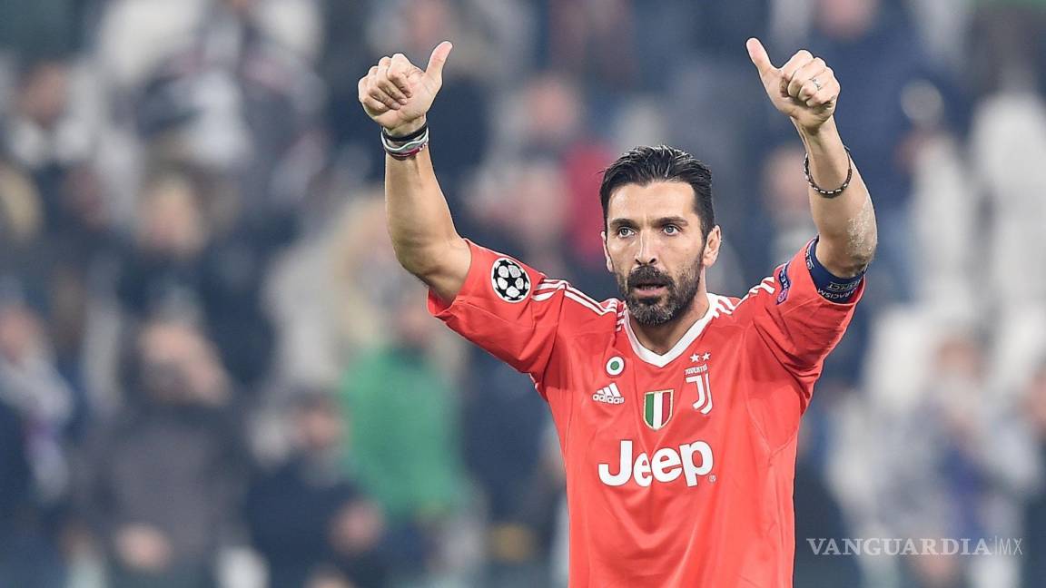 Buffon regaló sus shorts y se quedó en ropa interior