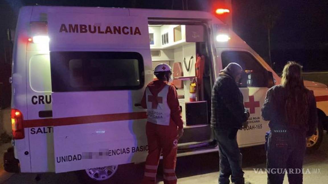 $!Paramédicos de la Cruz Roja atendieron a los involucrados en el lugar de los hechos.