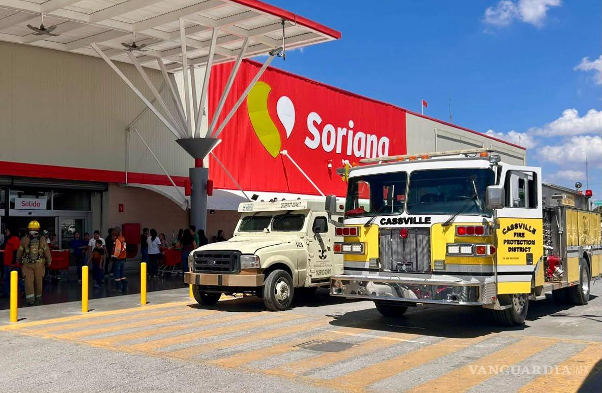 $!El ejercicio en Soriana contempló la evacuación de trabajadores, locatarios y clientes.