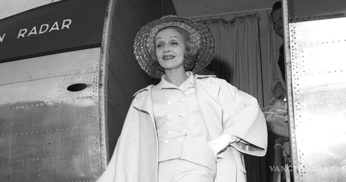 $!Madrid, junio de 1960. La actriz alemana Marlene Dietrich baja del avión a su llegada a Madrid.