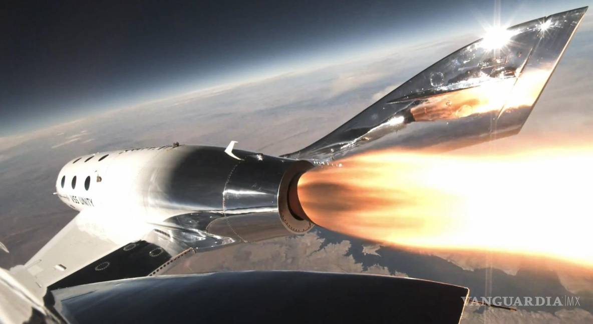 $!El VSS Unity de Virgin Galactic, un avión espacial propulsado por cohetes, durante su primer vuelo de turismo espacial con tres pasajeros.