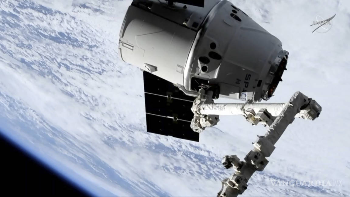 SpaceX se acopla a la EEI, lleva suministros