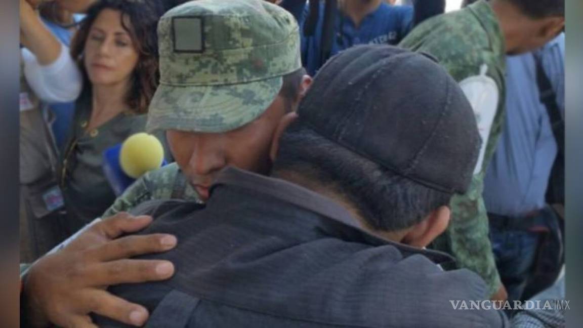 Hombre agradece con abrazo a soldado que rescató los cuerpos de su esposa e hija
