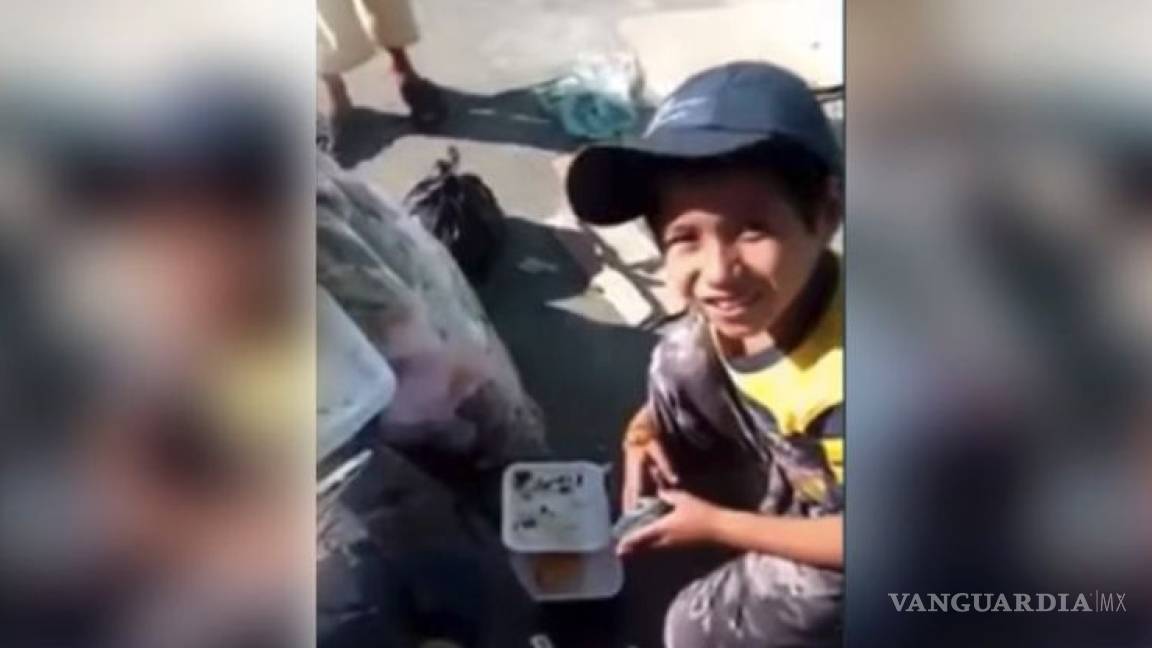 Captan a niño sin hogar comiendo de la basura en Chiapas