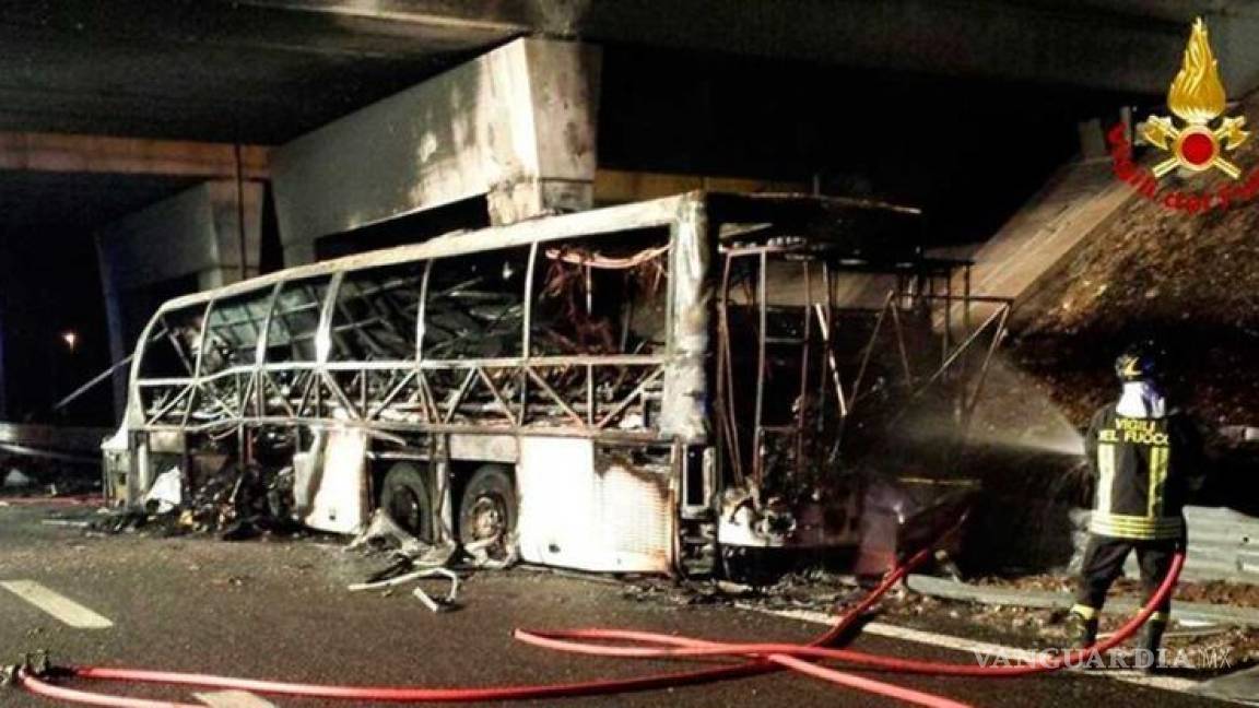Choque de autobús deja 16 muertos en Italia