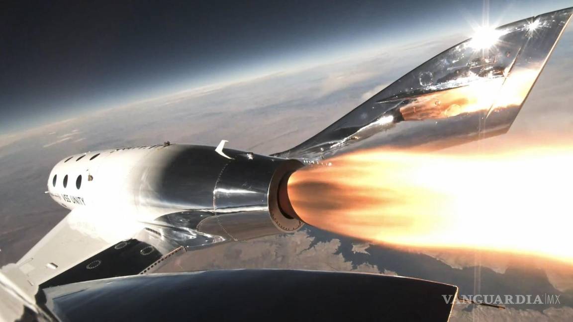$!El VSS Unity de Virgin Galactic, un avión espacial propulsado por cohetes, durante su primer vuelo de turismo espacial con tres pasajeros.