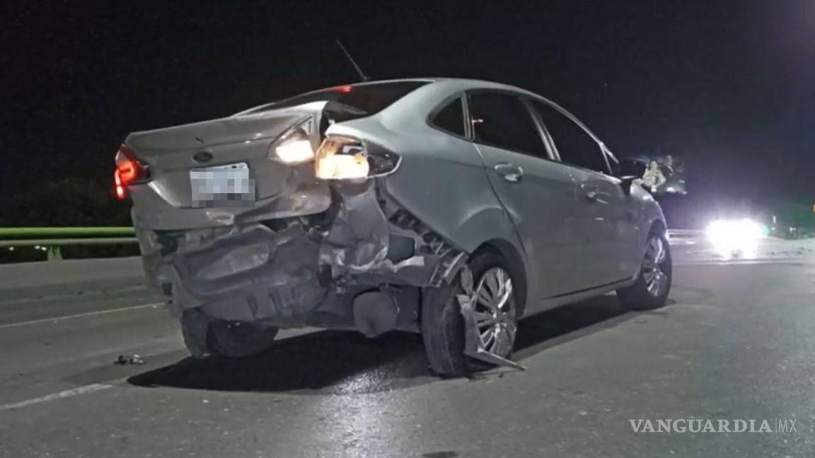 $!El Ford Fiesta quedó atravesado sobre el carril izquierdo tras el impacto registrado en el puente.