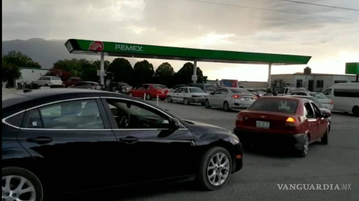 $!En imágenes se puede ver a ciudadanos haciendo largas filas para obtener la gasolina para sus vehículos.