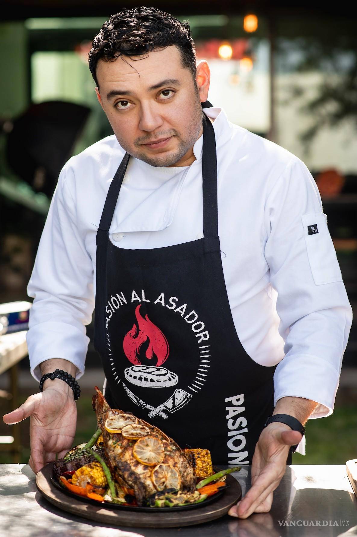 $!Su especialidad mar y tierra combina ribeye y langosta preparados al carbón.