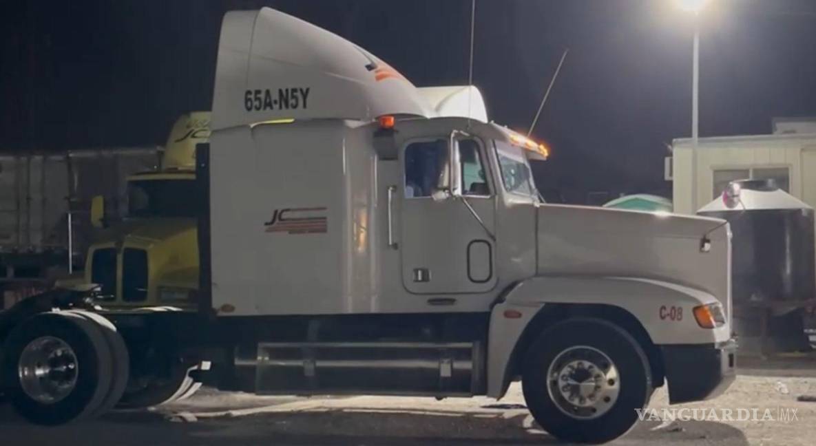 $!Compañeros del conductor notaron que la camioneta no se movía en su turno de ruta.