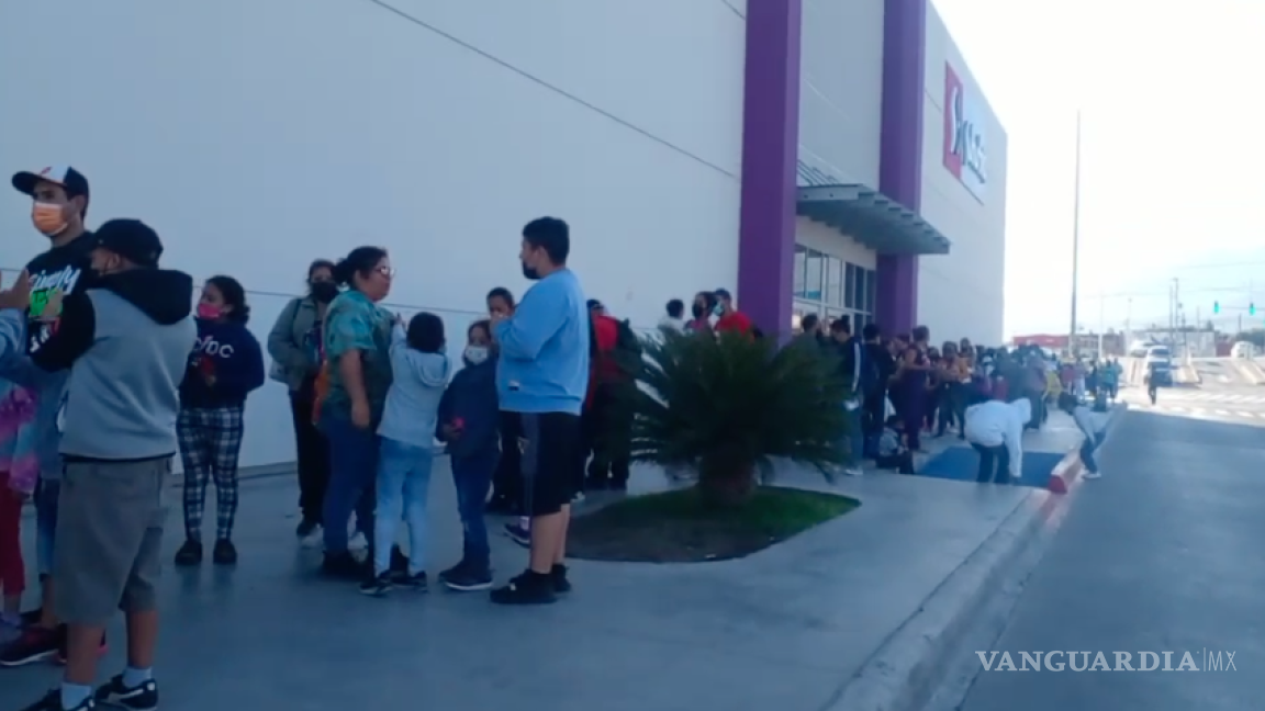 ‘Abran más módulos’; padres en Saltillo se quejan de largas filas para vacunación de niños