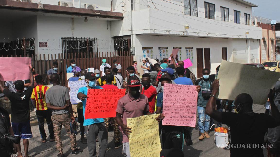 Marchan haitianos para exigir documentación