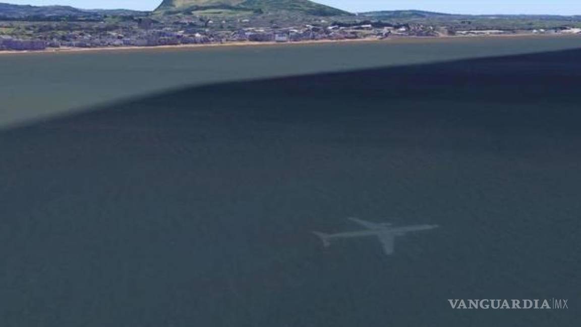 Google Earth muestra impresionante imagen de un avión 'sumergido'